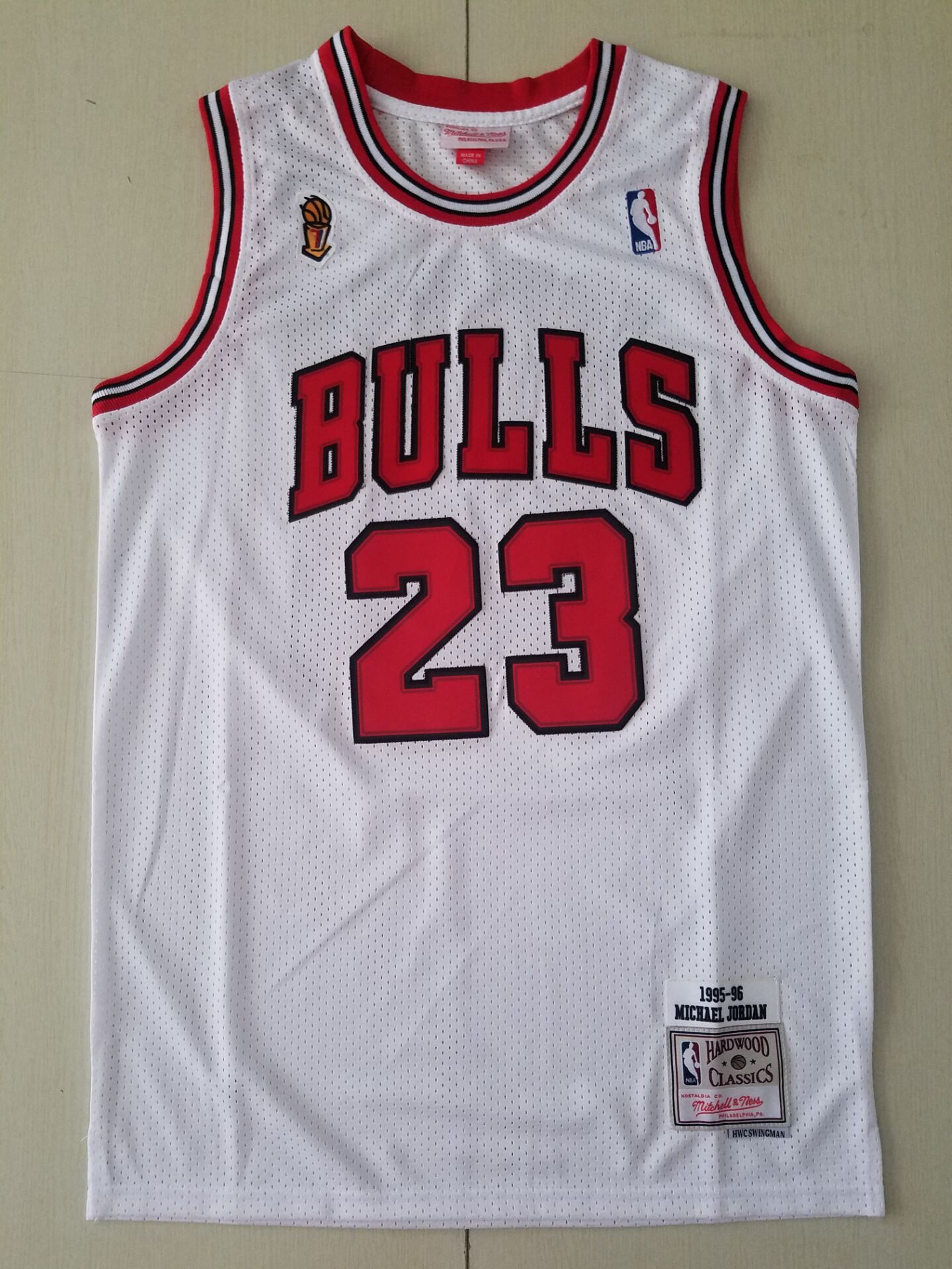 Men's Chicago Bulls Michael Jordan 1995-96 Hardwood Classics Swingman Jersey